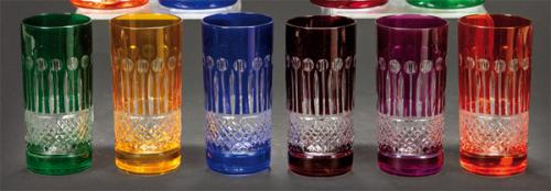 Juego de seis vasos altos de cristal de Bohemia esmaltado en varios colores.