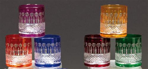 Juego de seis vasos bajos de cristal de Bohemia esmaltado en varios colores.