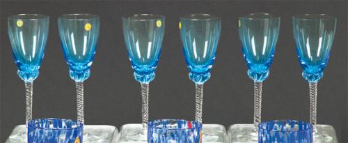 Juego de seis copas de cristal con copa esmaltada en azul y vástago transparente torso