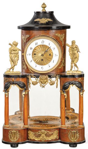  Reloj de sobremesa Biedermeier con forma de pagoda en madera de caoba, con decoración de marquetería y aplicaciones de bronce.