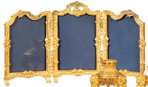  Porta retratos triple de bronce dorado, estilo Luís XV, Francia S. XIX.