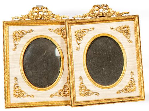 Pareja de porta-retratos de mesa de bronce dorado y muaré blanco, estilo Luís XVI, Francia S. XIX.