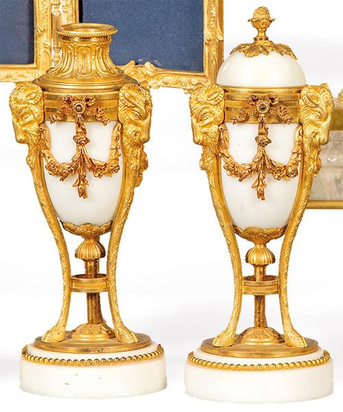 Pareja de cassolettes de bronce dorado y mármol blanco, estilo Luís XVI, Francia S. XIX.