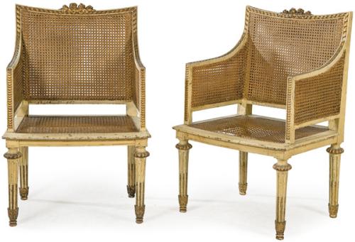Pareja de bergeres Napoleón III, estilo Luis XVI en madera de roble lacada en blanco y parcialmente dorada. Con asiento y respaldo de rejilla.