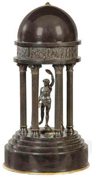 Templete clásico de mármol negro con figura masculina con platillos, S. XIX.