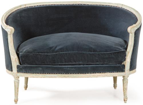 Canapé de respaldo curvo Napoleón III, estilo Luis XVI en madera tallada y policromada, con tapicería de terciopelo negro.