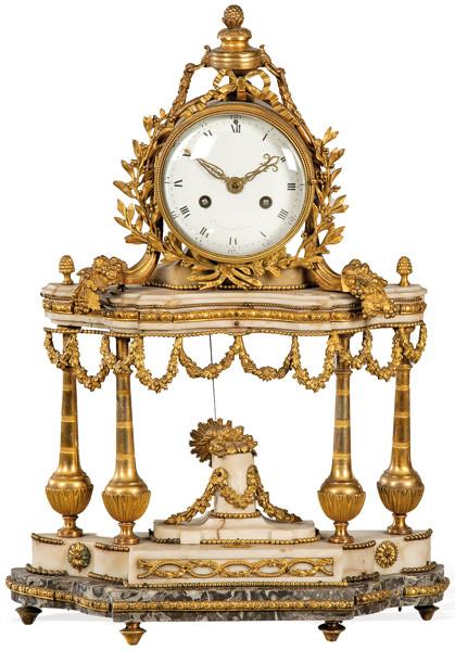 Reloj de sobremesa Luis XVI en mármol y bronce dorado.Maquinaria francesa tipo "París" con sonería de horas y medias. Firmado "Sauvage à Paris". Francia, finales del s. XVIII