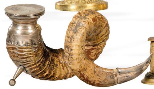 Tintero realizado con cuerno de cabra y plata inglesa punzonada Ley Sterling de George Wish; George Wish & Co LtdSheffield 1894.