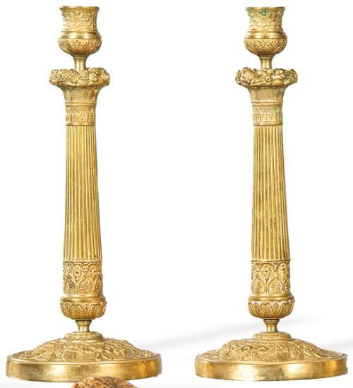 Pareja de candeleros de bronce dorado estilo Luís XVI, Francia S. XIX.