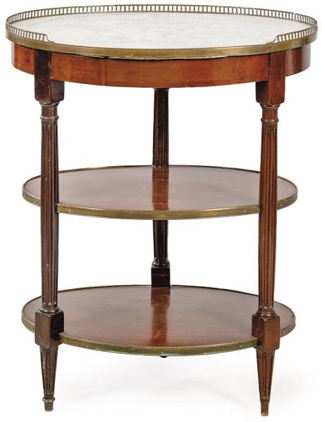 Mesa auxiliar Luis XVI, con tapa ovalada de mármol y barandilla de bronce, sobre patas y baldas de caoba. Francia, S. XIX