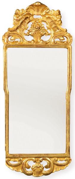  Marco de espejo rococó en madera tallada, calada y dorada.