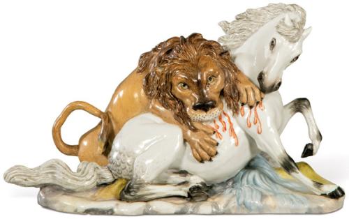 "León atacando a un caballo" Grupo de Furstenberg en porcelana pintada y esmaltada de Meissen modelado por Joh. Georg Leimberger alrededor de 1770.
