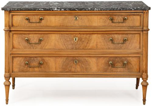 Cómoda Luis XVI con tres registros en el frente flanqueados por columnas acanaladas y patas torneadas en madera de caoba y palma de caoba sin tratar, con tapa de mármol negro. Francia, principios S. XIX