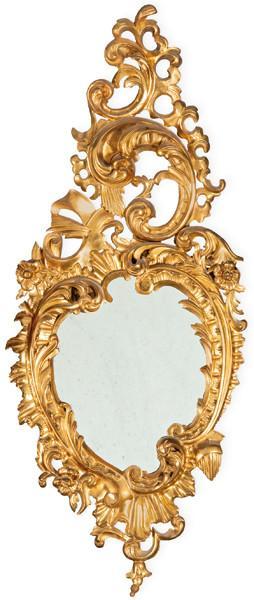  Marco de espejo estilo barroco en madera tallada, calada y dorada, con decoración de tornapuntas, rocallas y hojas de acanto.