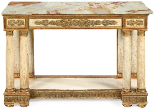 Cónsola Neoclásica en madera tallada, pintada de blanco y decoración dorada, con tapa de mármol de época posterior, apoyada sobre parejas de columnas toscanas, con bases y capiteles clásicos.