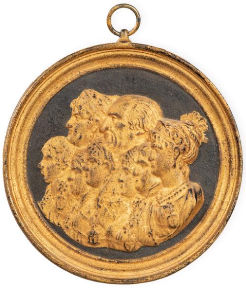 Placa circular de hierro colado y dorado, con la familia de Carlos IV, España h. 1.800