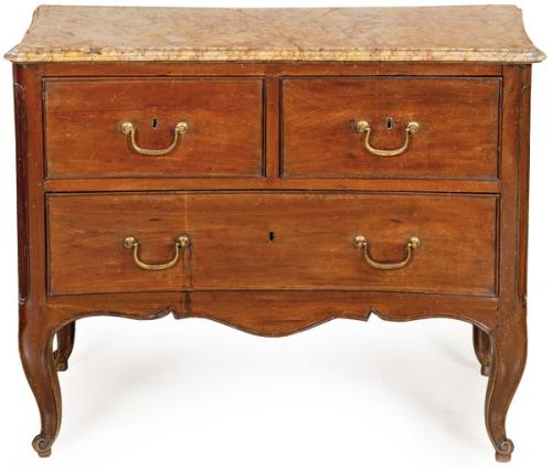 Cómoda con un cajón largo inferior y dos cortos superiores moldurados y con tiradores de latón, rematado por una cubierta de mármol arqueada. Mármol roto