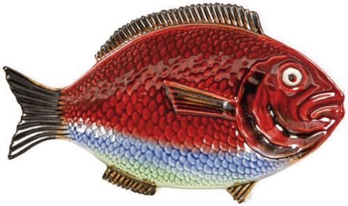 Fuente zoomorfa de cerámica de la manufactura de Caldas da Rainha representando un pez.