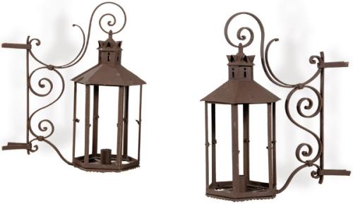 Pareja de faroles de adosar en hierro forjado.