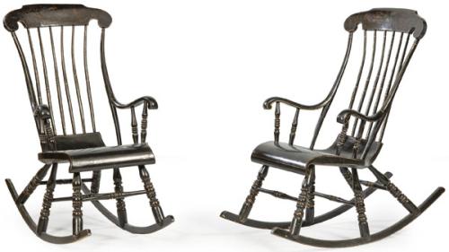 Pareja de mecedoras Jorge III en madera lacada en color negro (japanned lacquer), con decoración pintada y dorada de chinoiseries. Inglaterra, finales S. XVIII