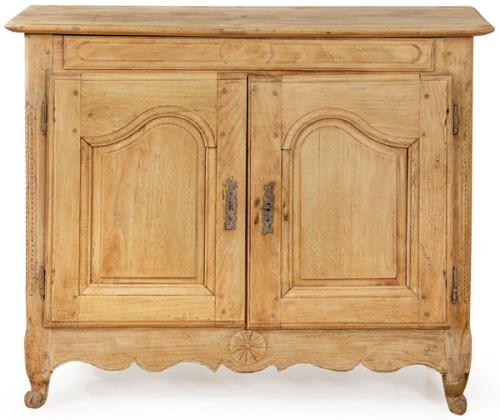 Aparador Luis XV en madera de roble, con dos puertas abatibles molduradas  sobre patas cabriolé acabadas en volutas. 