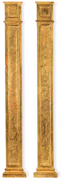 Pareja de pilastras de madera dorada y grabada, España S. XVII.