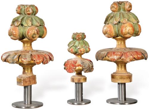 Tres florones de retablo en madera tallada y policromada España SS XVII-XVIII.