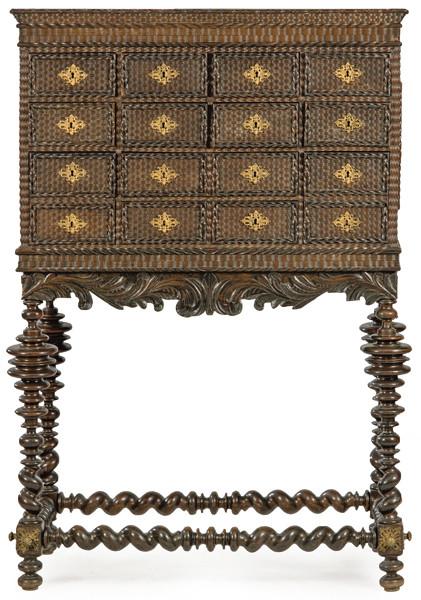 Contador en madera de palosanto tallada y torneada, con decoración de "torcidos y tremidos", con cajones con escudos de cerradura en bronce.Portugal, S. XVIII