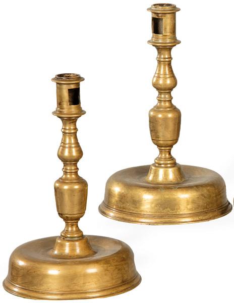  Pareja de candeleros de bronce base abombada