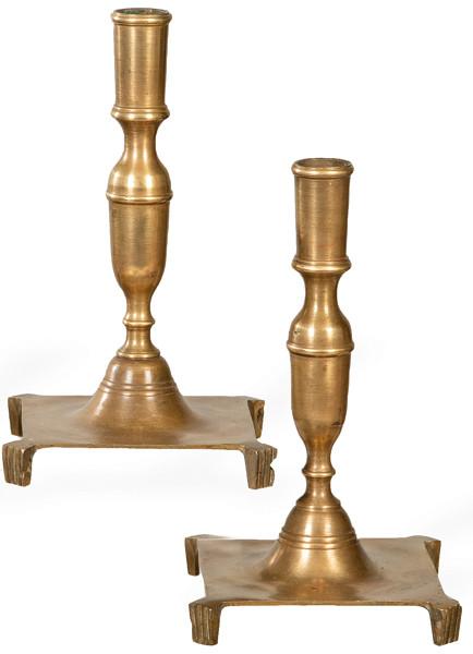 Pareja de candeleros de bronce, España S. XVII.