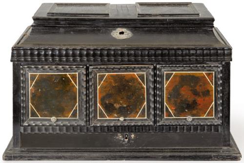 Papelera en madera ebonizada y carey con embutido de hueso.