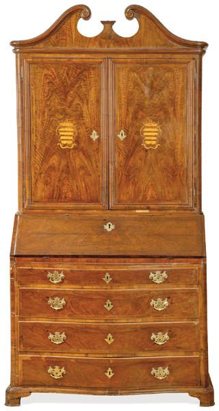 Buró cabinet Carlos IV en madera de nogal, con un frontón de cuello de cisne roto