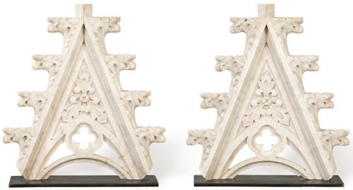 Pareja de remates arquitectónicos neogóticos de mármol tallado, Francia S. XIX.