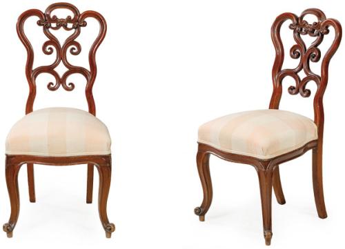 Pareja de sillas victorianas con respaldo en madera de caoba, calado, tallado y moldurado. 