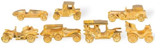  Colección de siete coches miniatura realizados en plata sobredorada por el orfebre Campoamor.