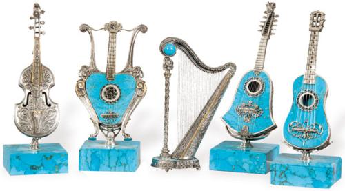 Juego de cinco instrumentos musicales de plata punzonada Ley 925 y crisocoloa.