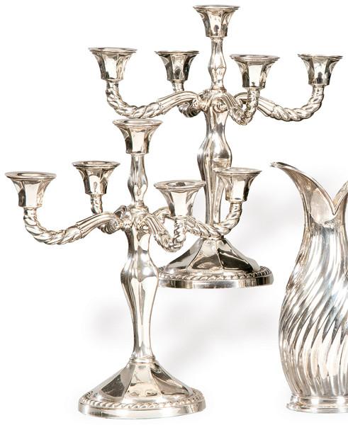  Pareja de candelabros de plata española punzonada 1ª Ley de Montejo con marca comercial de J. Pérez Fernández.