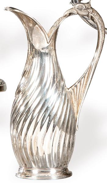 Jarra de plata punzonada Ley 925 con marcas no identificadas.