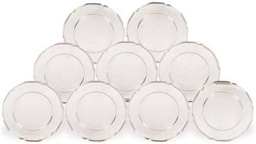 Juego de doce bajo platos de plata española punzonada 1ª Ley de Matilde Espuñes con marca comercial de Jacinto Roca.