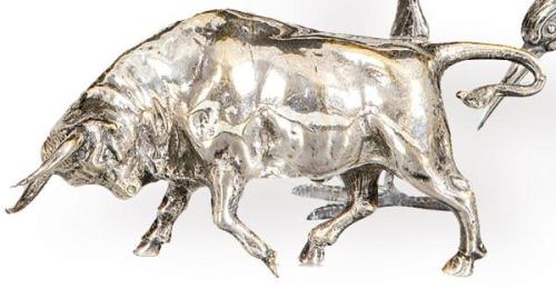  "Toro Embistiendo" de plata española con el punzón del orfebre Campoamor.