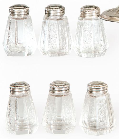 Juego de seis saleros de plata punzonada Ley 916 y cristal prensado, primer tercio S. XX.