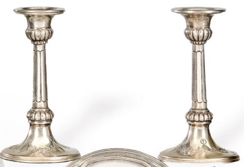 Pareja de candeleros de plata portuguesa punzonada Ley 833, Lisboa h. 1886-1938.