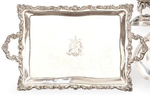 Bandeja rectangular con dos asas de plata española punzonada 1ª Ley de García Hermanos. Con escudo grabado de "Colegio Universitario de Derecho IPSO"