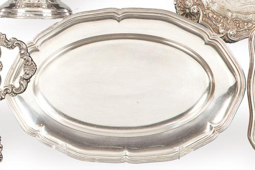 Bandeja oval de servir de borde ondulado de plata española punzonada 1ª Ley de Matilde Espuñes.