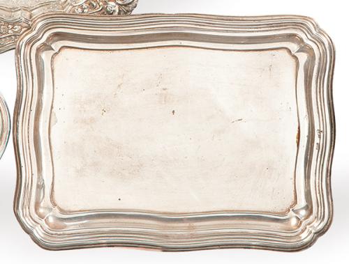 Bandeja rectangular de borde ondulado de plata española punzonada 1ª Ley de Montejo con marca comercial de Agruña.