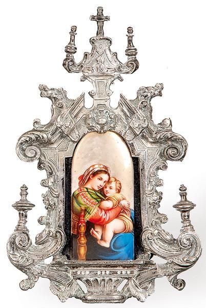  Placa devocional de plata española punzonada Campoamor con porcelana alemana representando "La Virgen de la Silla" de Rafael.