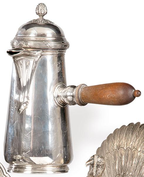 Chocolatera de plata francesa punzonada Ley 950 de Emile Puigforcat, París ff. S. XIX pp. S. XX.