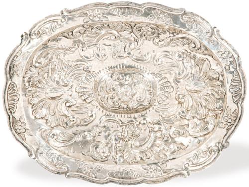 Bandeja barroca de plata española punzonada con marca de orfebre ilegible y de fiel contraste de B. de Galvez y Aranda, Córdoba h. 1759-1772.