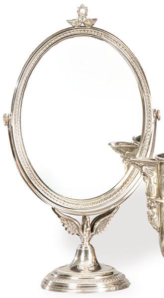 Espejo oval de mesa, basculante, de plata española punzonada 1ª Ley de Durán con alma de madera.