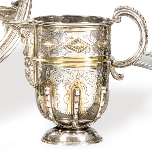 Jarra de pico en plata española en su color y parcialmente sobre dorada, con marcas apócrifas ff. S. XIX pp. S. XX.